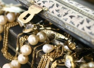 An Expert’s Guide to Buying Gold Jewelry An Expert’s Guide to Buying Gold Jewelry