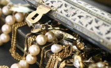 An Expert’s Guide to Buying Gold Jewelry An Expert’s Guide to Buying Gold Jewelry