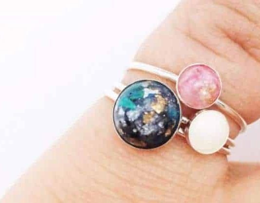 A Beginner’s Guide to Cremation Keepsakes A Beginner's Guide to Cremation Keepsakes