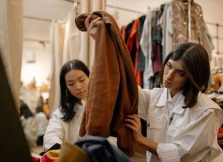 The Online Vintage Fashion Revolution: A Guide To Buying Pre-Loved Clothes And Accessories Online Vintage Fashion Revolution