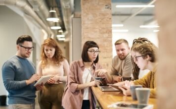 Balancing Act: Finding the Right Mix of Sitting and Standing in the Workplace Balancing Act: Finding the Right Mix of Sitting and Standing in the Workplace