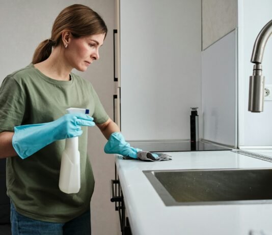 9 Things Pro Cleaners Wish You Wouldn’t Do in the Kitchen Cleaners