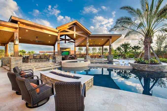 Why the Best Outdoor Spaces Borrow Their Design Cues from Boutique Hotels 